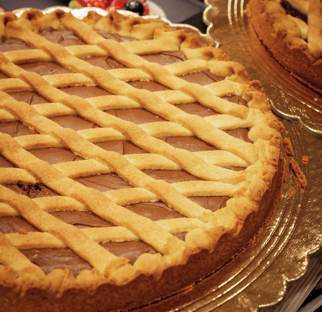 Crostata farcita al cioccolato con griglia di frolla dorata